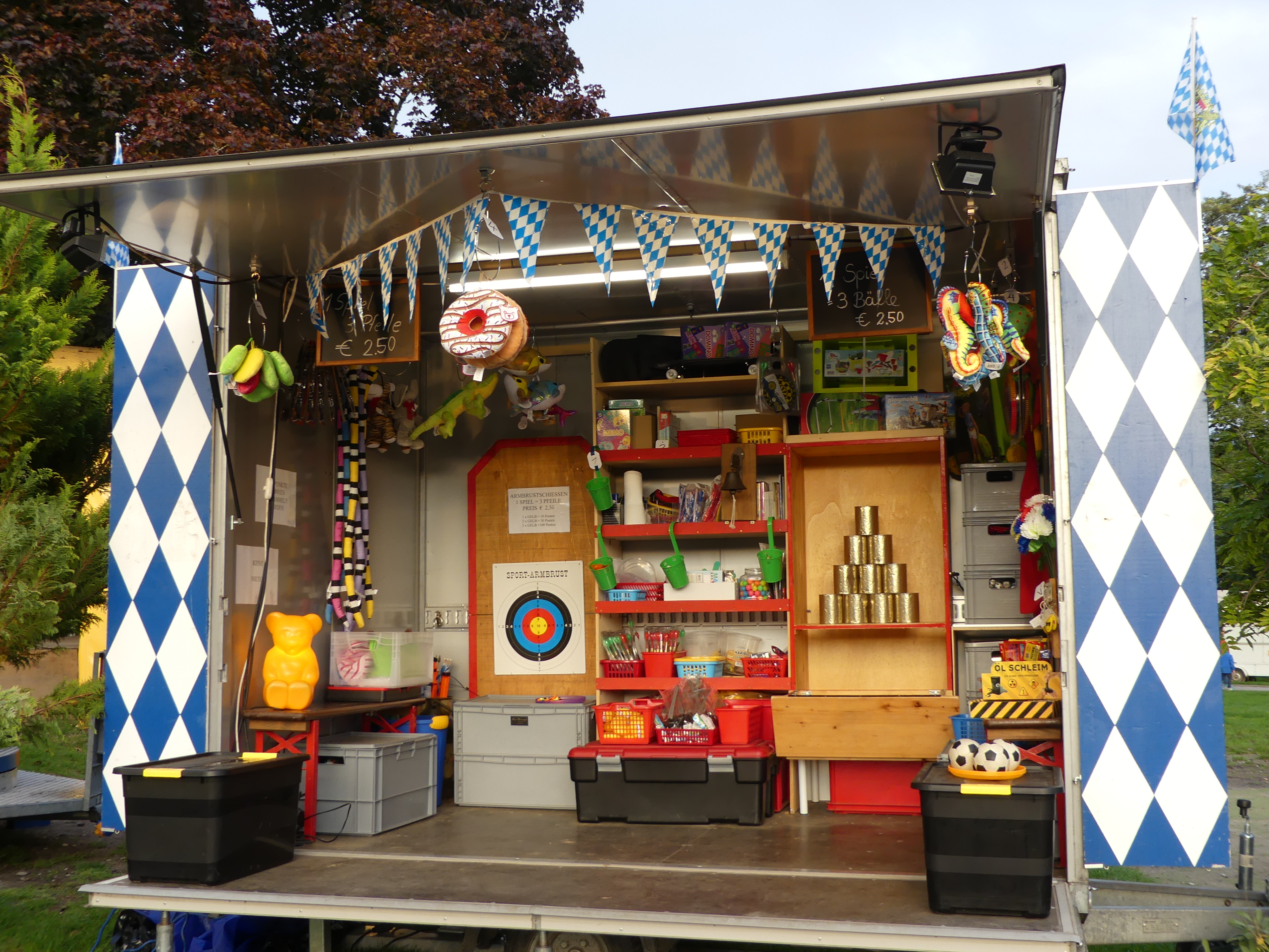 Unsere Spielbude, dekoriert für bayerische Themenevents